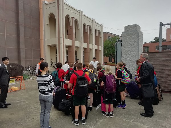 英宏小学校にオーストラリアからホームステイの皆さんが到着しました。