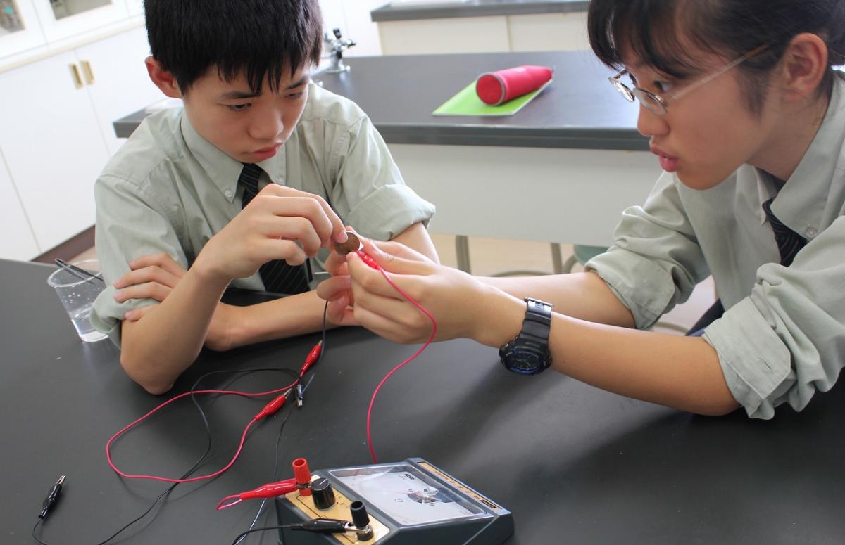 授業中の風景　～11円電池をつくろう！