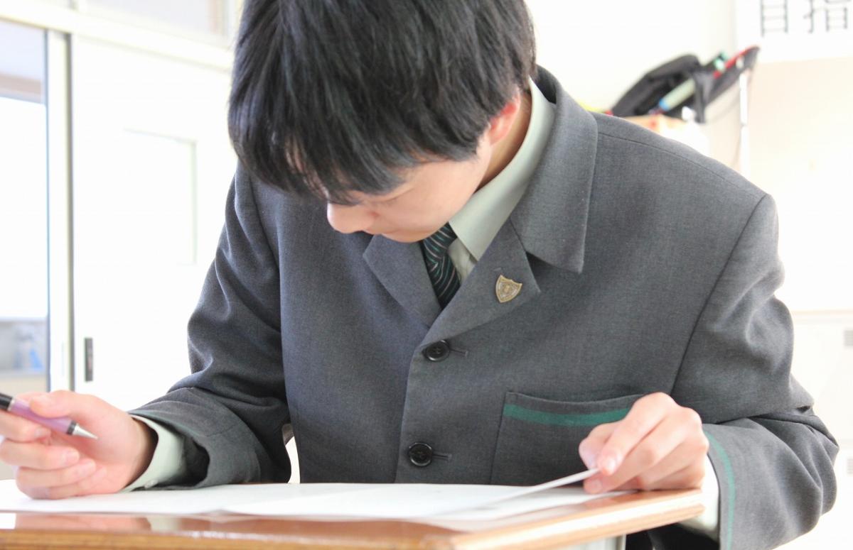 ３年生が「外部模試」を実施しました。