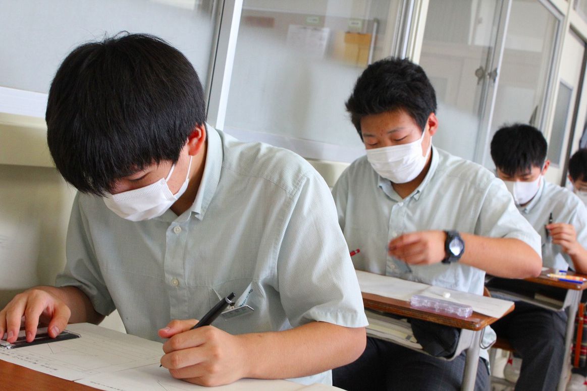 「1，2学年　第1学期期末テスト」、「3学年実力テスト」を実施しました。