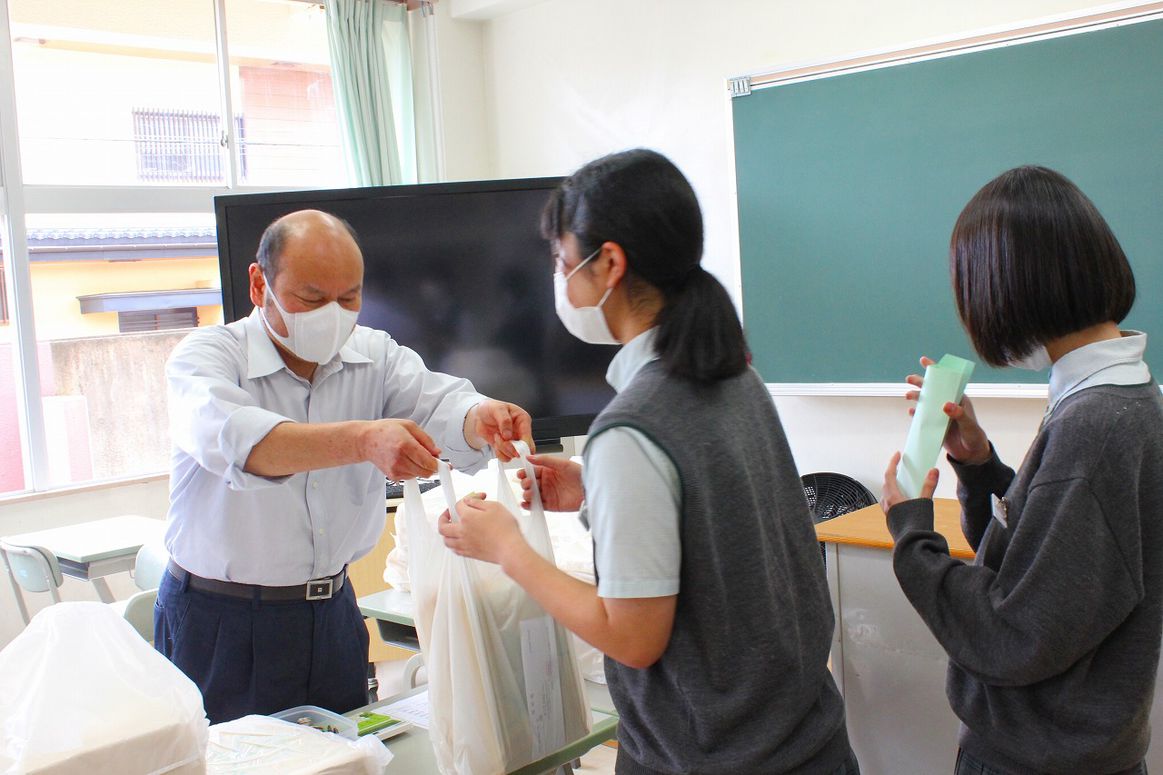「第3学年　高校入試問題販売会」を実施しました。