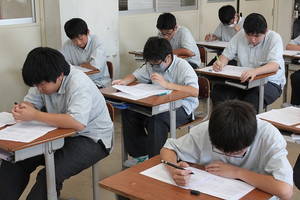 学期末テストを実施しました。