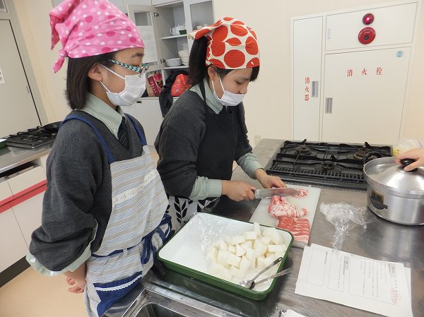 調理実習（２年４組）