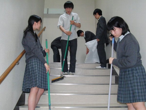 講堂の清掃のようす